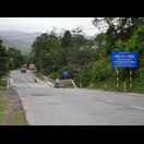 Die Straße kreuzt mehrmals einen Arm des Ho-Chi-Minh-Pfads